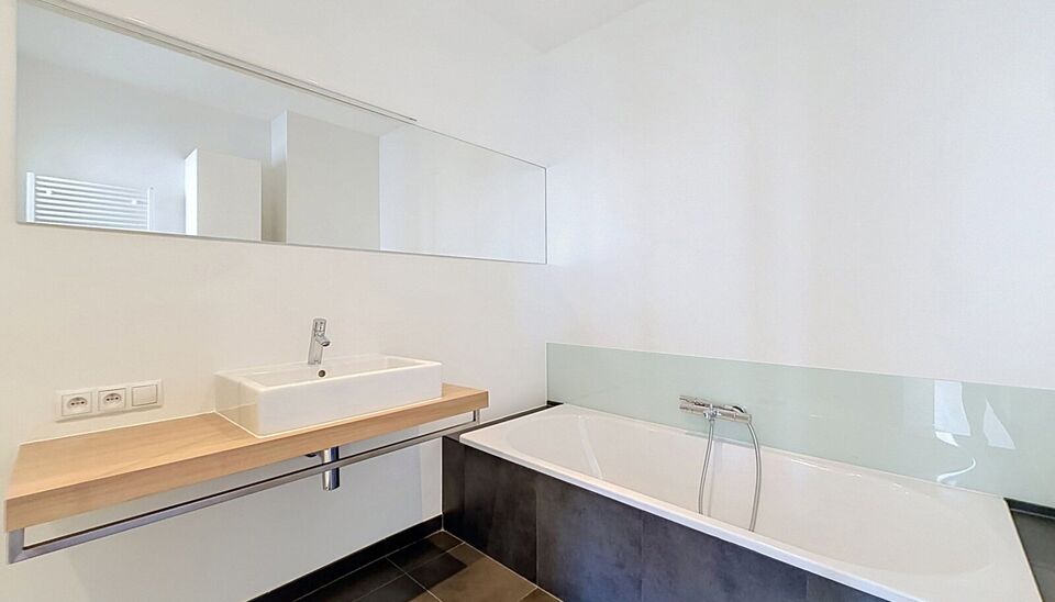 Luxueus dakappartement met twee terrassen nabij de Antwerpse kaaien.
In een rustige zijstraat van de Antwerpse kaaien bevindt zich dit stijlvolle dakappartement met twee terrassen en een aangenaam open uitzicht.
Via de inkomhal met vestiaire en apart gast