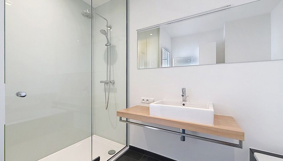Luxueus dakappartement met twee terrassen nabij de Antwerpse kaaien.
In een rustige zijstraat van de Antwerpse kaaien bevindt zich dit stijlvolle dakappartement met twee terrassen en een aangenaam open uitzicht.
Via de inkomhal met vestiaire en apart gast