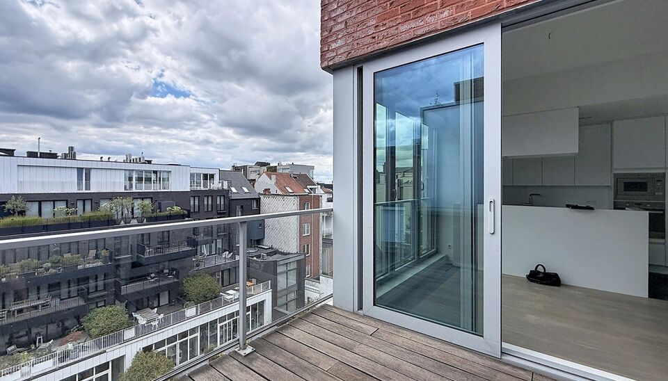 Luxueus dakappartement met twee terrassen nabij de Antwerpse kaaien.
In een rustige zijstraat van de Antwerpse kaaien bevindt zich dit stijlvolle dakappartement met twee terrassen en een aangenaam open uitzicht.
Via de inkomhal met vestiaire en apart gast