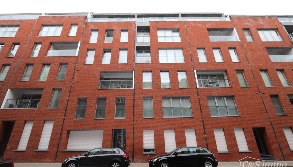 Luxueus dakappartement met twee terrassen nabij de Antwerpse kaaien.
In een rustige zijstraat van de Antwerpse kaaien bevindt zich dit stijlvolle dakappartement met twee terrassen en een aangenaam open uitzicht.
Via de inkomhal met vestiaire en apart gast