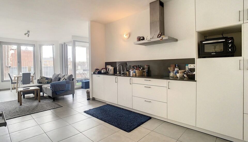 Ruim appartement met 2 slaapkamers met zicht op Park Spoor Noord. Lichtrijke woonkamer (ca. 28m&sup2;) met toegang tot het terras. Open ingerichte keuken (ca.15m&sup2;) voorzien van kwaliteitsvolle toestellen ( vaatwasser, dampkap, koelkast en keramische kookplaa