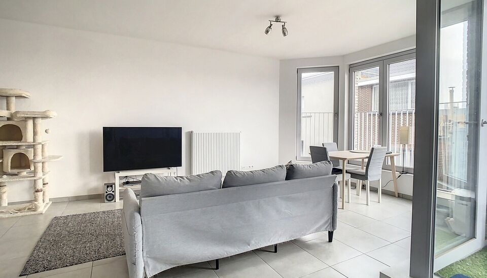 Ruim appartement met 2 slaapkamers met zicht op Park Spoor Noord. Lichtrijke woonkamer (ca. 28m&sup2;) met toegang tot het terras. Open ingerichte keuken (ca.15m&sup2;) voorzien van kwaliteitsvolle toestellen ( vaatwasser, dampkap, koelkast en keramische kookplaa