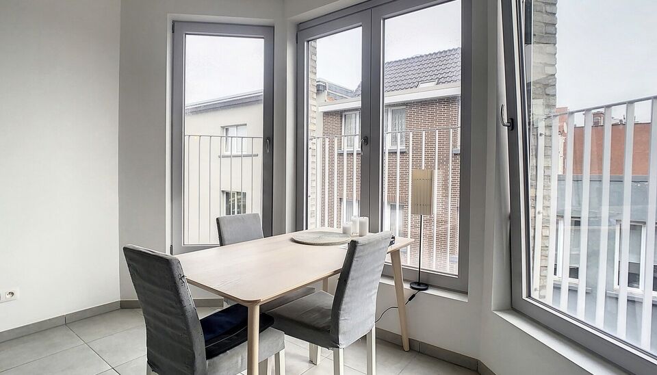 Ruim appartement met 2 slaapkamers met zicht op Park Spoor Noord. Lichtrijke woonkamer (ca. 28m&sup2;) met toegang tot het terras. Open ingerichte keuken (ca.15m&sup2;) voorzien van kwaliteitsvolle toestellen ( vaatwasser, dampkap, koelkast en keramische kookplaa