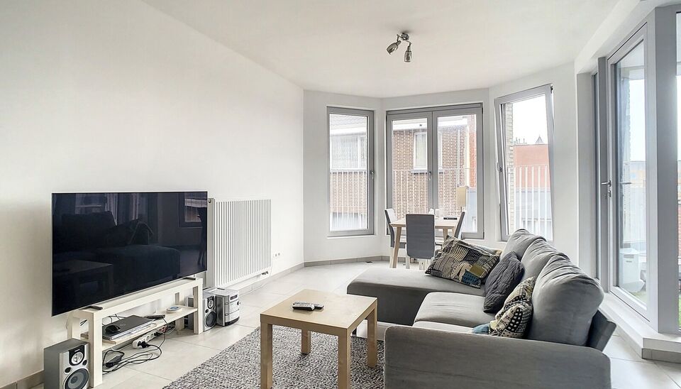 Ruim appartement met 2 slaapkamers met zicht op Park Spoor Noord. Lichtrijke woonkamer (ca. 28m&sup2;) met toegang tot het terras. Open ingerichte keuken (ca.15m&sup2;) voorzien van kwaliteitsvolle toestellen ( vaatwasser, dampkap, koelkast en keramische kookplaa