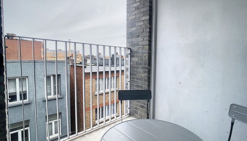 Ruim appartement met 2 slaapkamers met zicht op Park Spoor Noord. Lichtrijke woonkamer (ca. 28m&sup2;) met toegang tot het terras. Open ingerichte keuken (ca.15m&sup2;) voorzien van kwaliteitsvolle toestellen ( vaatwasser, dampkap, koelkast en keramische kookplaa