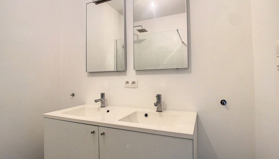 Ruim appartement met 2 slaapkamers met zicht op Park Spoor Noord. Lichtrijke woonkamer (ca. 28m&sup2;) met toegang tot het terras. Open ingerichte keuken (ca.15m&sup2;) voorzien van kwaliteitsvolle toestellen ( vaatwasser, dampkap, koelkast en keramische kookplaa
