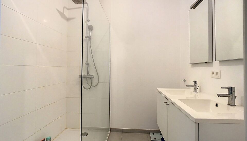 Ruim appartement met 2 slaapkamers met zicht op Park Spoor Noord. Lichtrijke woonkamer (ca. 28m&sup2;) met toegang tot het terras. Open ingerichte keuken (ca.15m&sup2;) voorzien van kwaliteitsvolle toestellen ( vaatwasser, dampkap, koelkast en keramische kookplaa