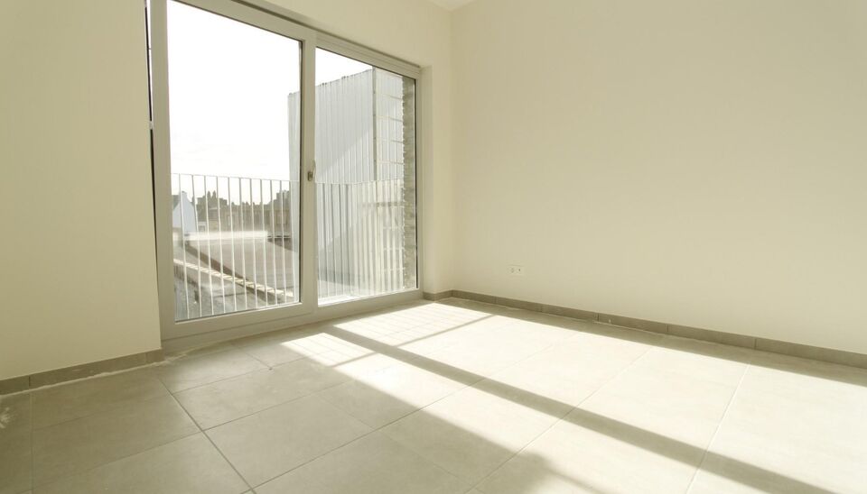 Ruim appartement met 2 slaapkamers met zicht op Park Spoor Noord. Lichtrijke woonkamer (ca. 28m&sup2;) met toegang tot het terras. Open ingerichte keuken (ca.15m&sup2;) voorzien van kwaliteitsvolle toestellen ( vaatwasser, dampkap, koelkast en keramische kookplaa