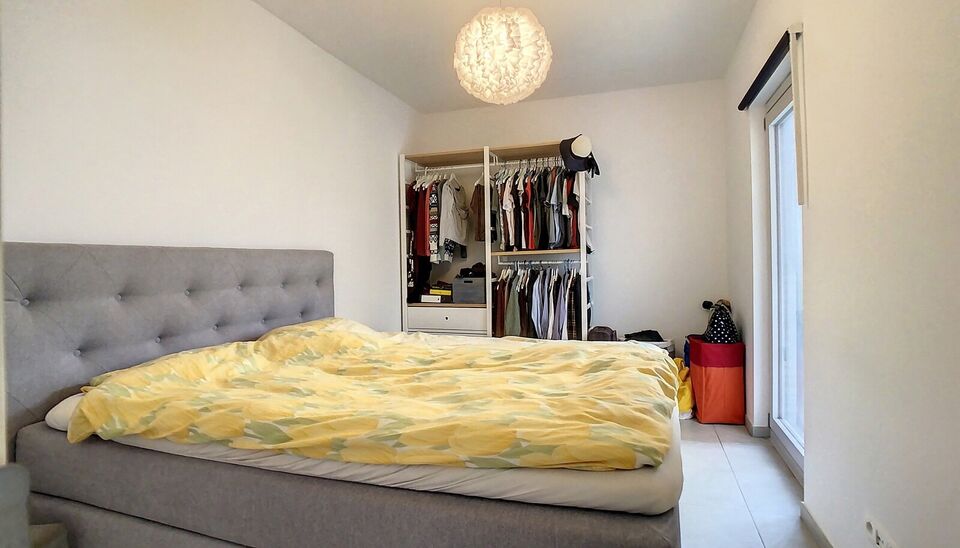 Ruim appartement met 2 slaapkamers met zicht op Park Spoor Noord. Lichtrijke woonkamer (ca. 28m&sup2;) met toegang tot het terras. Open ingerichte keuken (ca.15m&sup2;) voorzien van kwaliteitsvolle toestellen ( vaatwasser, dampkap, koelkast en keramische kookplaa