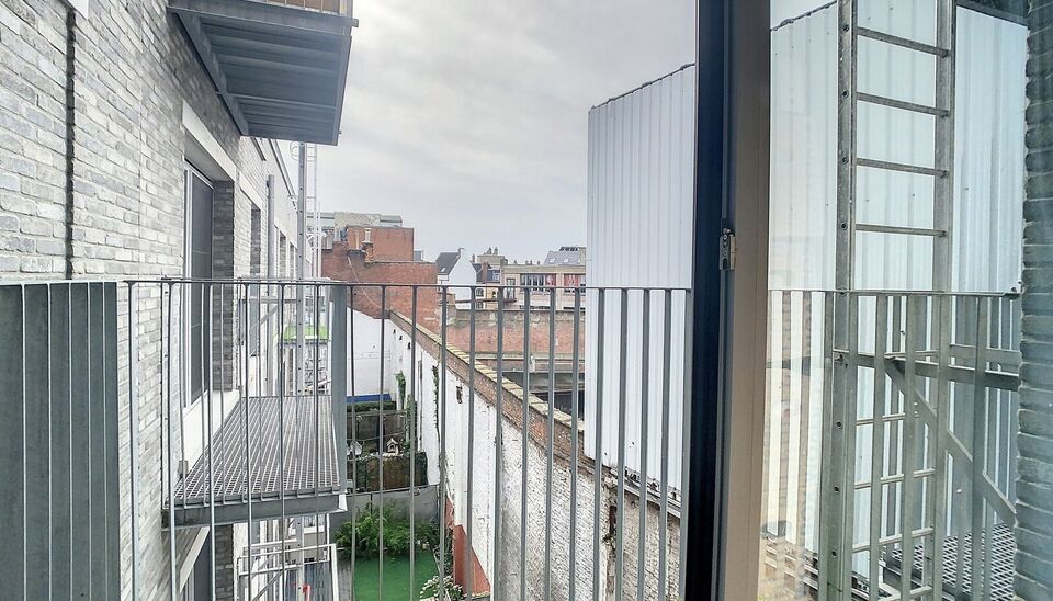 Ruim appartement met 2 slaapkamers met zicht op Park Spoor Noord. Lichtrijke woonkamer (ca. 28m&sup2;) met toegang tot het terras. Open ingerichte keuken (ca.15m&sup2;) voorzien van kwaliteitsvolle toestellen ( vaatwasser, dampkap, koelkast en keramische kookplaa