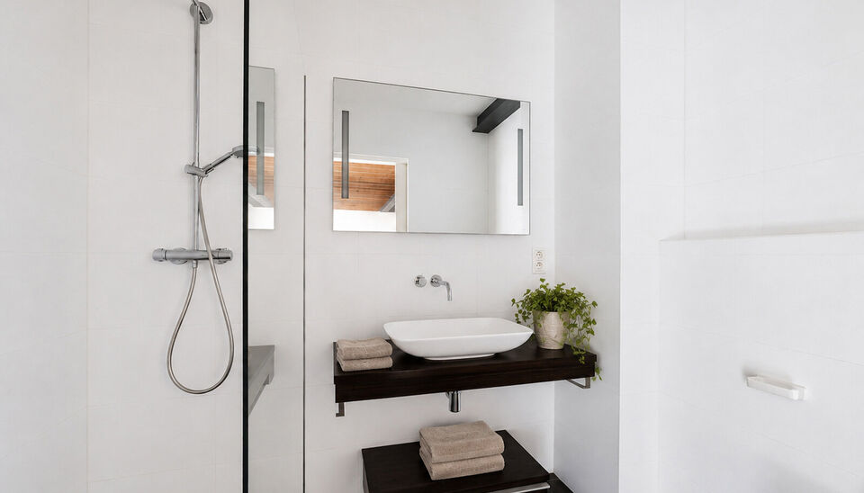 Ontdek dit loftappartement van 148 m&sup2; op een toplocatie in het bruisende Eilandje. Authentieke elementen zoals bakstenen muren, zichtbare houten balken en hoge plafonds worden hier perfect gecombineerd met een moderne afwerking. De lichtrijke leefruimte 