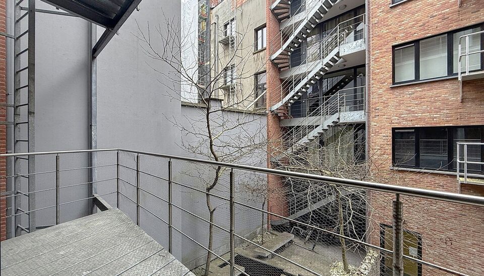 Ontdek dit loftappartement van 148 m&sup2; op een toplocatie in het bruisende Eilandje. Authentieke elementen zoals bakstenen muren, zichtbare houten balken en hoge plafonds worden hier perfect gecombineerd met een moderne afwerking. De lichtrijke leefruimte 