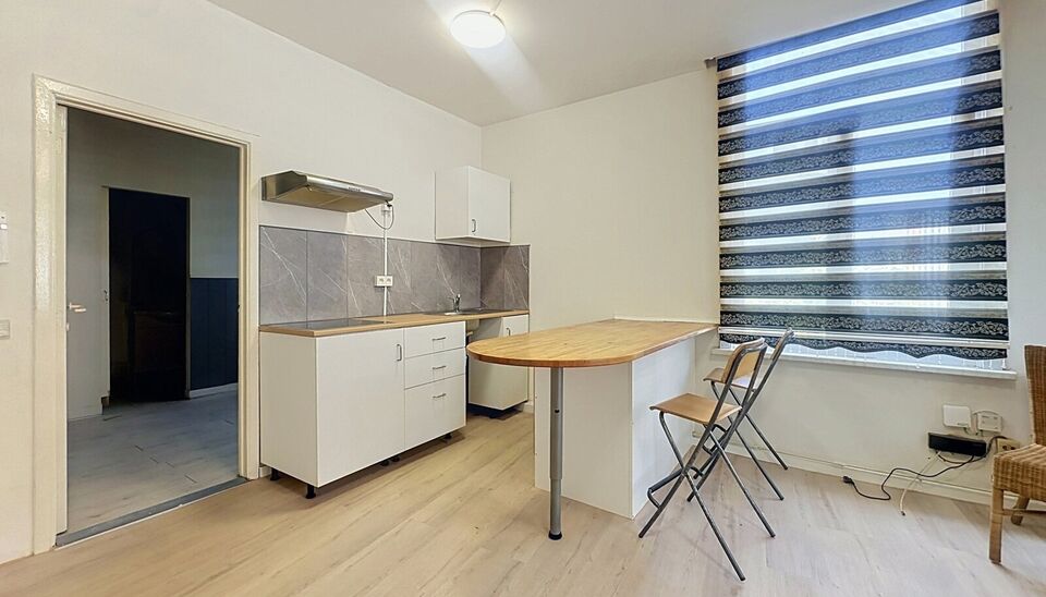 Op een uiterst centrale locatie, op de hoek van de Herderstraat en de Handelstraat en vlak bij het centrum van Antwerpen, bevindt zich dit lichtrijke appartement op de tweede verdieping van een kleinschalig gebouw zonder lift.
Dankzij de gunstige hoekligg