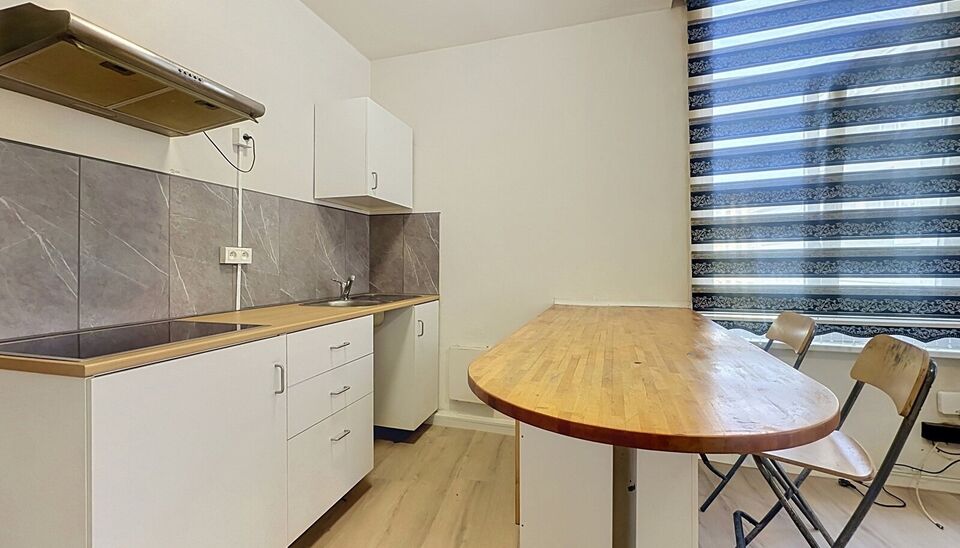 Op een uiterst centrale locatie, op de hoek van de Herderstraat en de Handelstraat en vlak bij het centrum van Antwerpen, bevindt zich dit lichtrijke appartement op de tweede verdieping van een kleinschalig gebouw zonder lift.
Dankzij de gunstige hoekligg