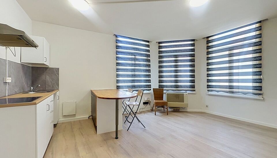 Op een uiterst centrale locatie, op de hoek van de Herderstraat en de Handelstraat en vlak bij het centrum van Antwerpen, bevindt zich dit lichtrijke appartement op de tweede verdieping van een kleinschalig gebouw zonder lift.
Dankzij de gunstige hoekligg
