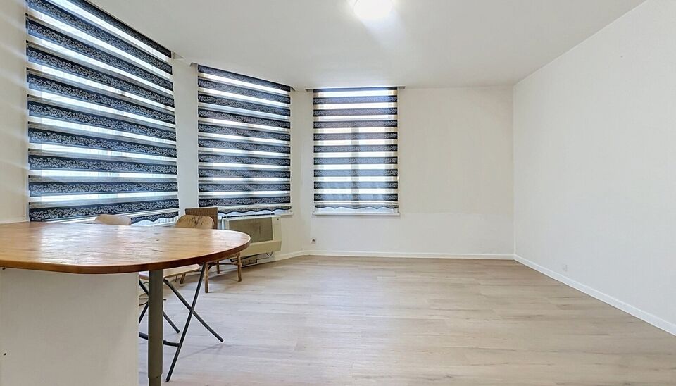 Op een uiterst centrale locatie, op de hoek van de Herderstraat en de Handelstraat en vlak bij het centrum van Antwerpen, bevindt zich dit lichtrijke appartement op de tweede verdieping van een kleinschalig gebouw zonder lift.
Dankzij de gunstige hoekligg