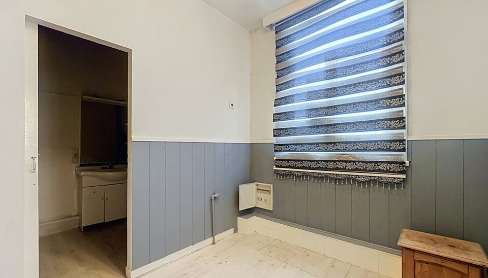 Op een uiterst centrale locatie, op de hoek van de Herderstraat en de Handelstraat en vlak bij het centrum van Antwerpen, bevindt zich dit lichtrijke appartement op de tweede verdieping van een kleinschalig gebouw zonder lift.
Dankzij de gunstige hoekligg