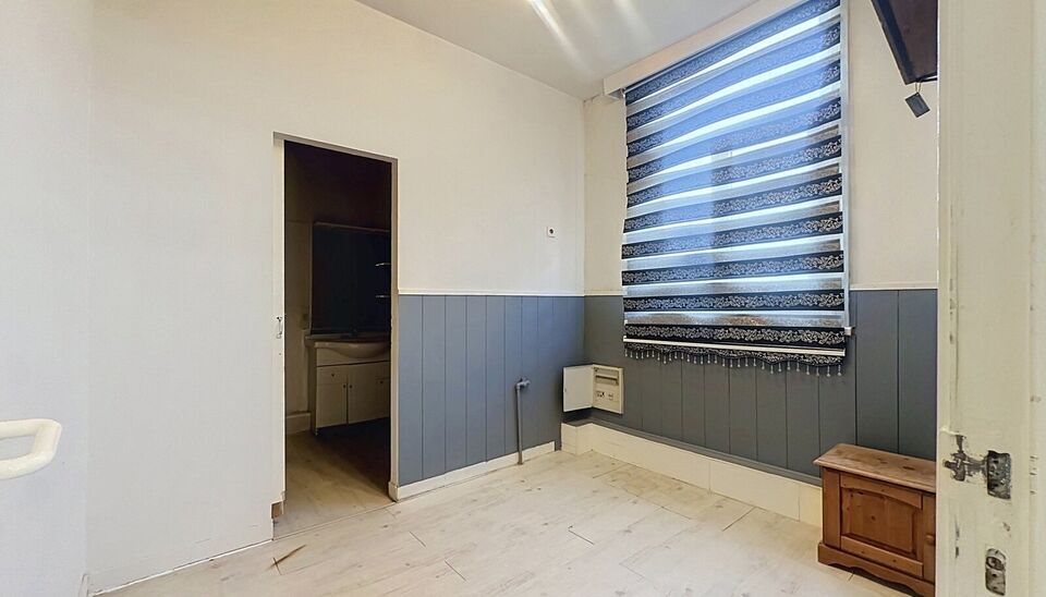 Op een uiterst centrale locatie, op de hoek van de Herderstraat en de Handelstraat en vlak bij het centrum van Antwerpen, bevindt zich dit lichtrijke appartement op de tweede verdieping van een kleinschalig gebouw zonder lift.
Dankzij de gunstige hoekligg