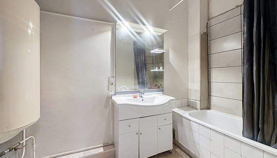 Op een uiterst centrale locatie, op de hoek van de Herderstraat en de Handelstraat en vlak bij het centrum van Antwerpen, bevindt zich dit lichtrijke appartement op de tweede verdieping van een kleinschalig gebouw zonder lift.
Dankzij de gunstige hoekligg