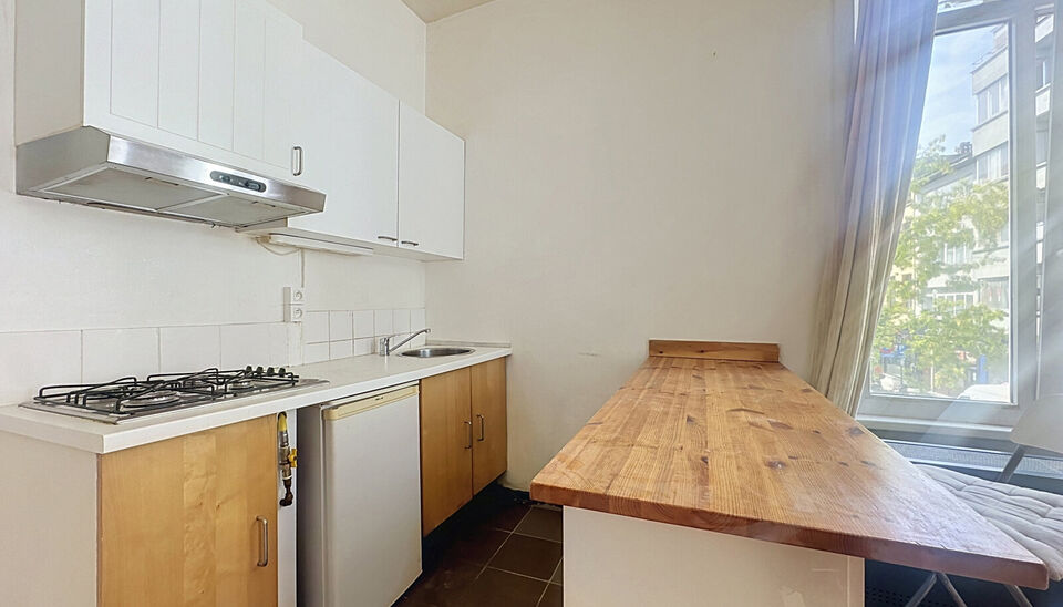 Op een uiterst centrale locatie, op de hoek van de Herderstraat en de Handelstraat en vlak bij het centrum van Antwerpen, bevindt zich dit lichtrijke appartement op de tweede verdieping van een kleinschalig gebouw zonder lift.
Dankzij de gunstige hoekligg