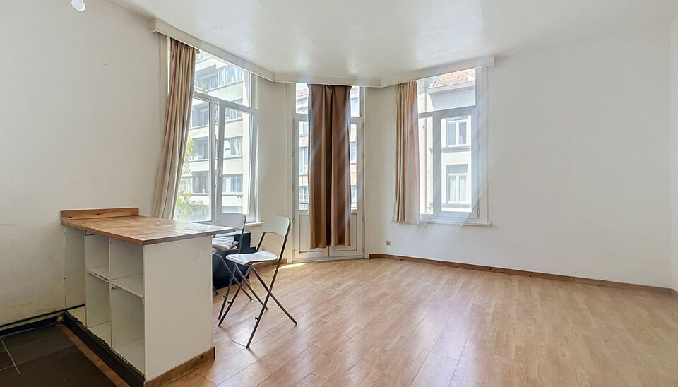 Op een uiterst centrale locatie, op de hoek van de Herderstraat en de Handelstraat en vlak bij het centrum van Antwerpen, bevindt zich dit lichtrijke appartement op de tweede verdieping van een kleinschalig gebouw zonder lift.
Dankzij de gunstige hoekligg