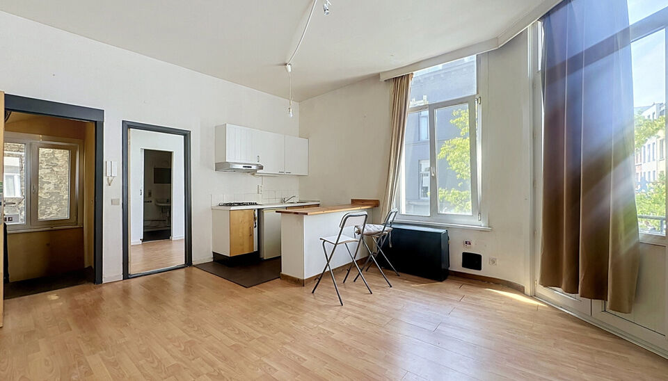 Op een uiterst centrale locatie, op de hoek van de Herderstraat en de Handelstraat en vlak bij het centrum van Antwerpen, bevindt zich dit lichtrijke appartement op de tweede verdieping van een kleinschalig gebouw zonder lift.
Dankzij de gunstige hoekligg