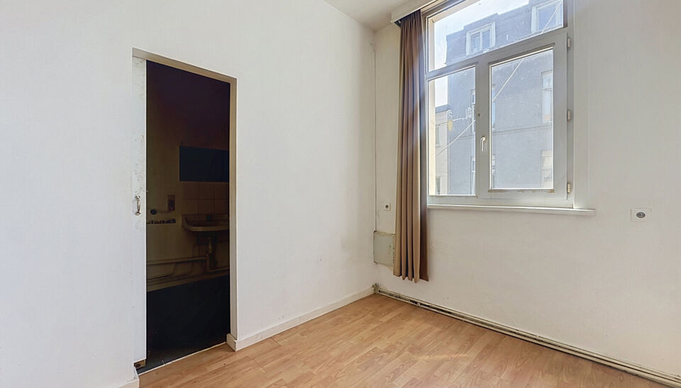 Op een uiterst centrale locatie, op de hoek van de Herderstraat en de Handelstraat en vlak bij het centrum van Antwerpen, bevindt zich dit lichtrijke appartement op de tweede verdieping van een kleinschalig gebouw zonder lift.
Dankzij de gunstige hoekligg