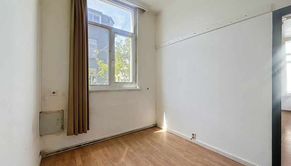 Op een uiterst centrale locatie, op de hoek van de Herderstraat en de Handelstraat en vlak bij het centrum van Antwerpen, bevindt zich dit lichtrijke appartement op de tweede verdieping van een kleinschalig gebouw zonder lift.
Dankzij de gunstige hoekligg