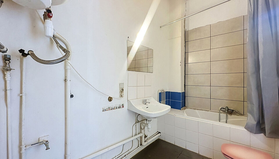 Op een uiterst centrale locatie, op de hoek van de Herderstraat en de Handelstraat en vlak bij het centrum van Antwerpen, bevindt zich dit lichtrijke appartement op de tweede verdieping van een kleinschalig gebouw zonder lift.
Dankzij de gunstige hoekligg