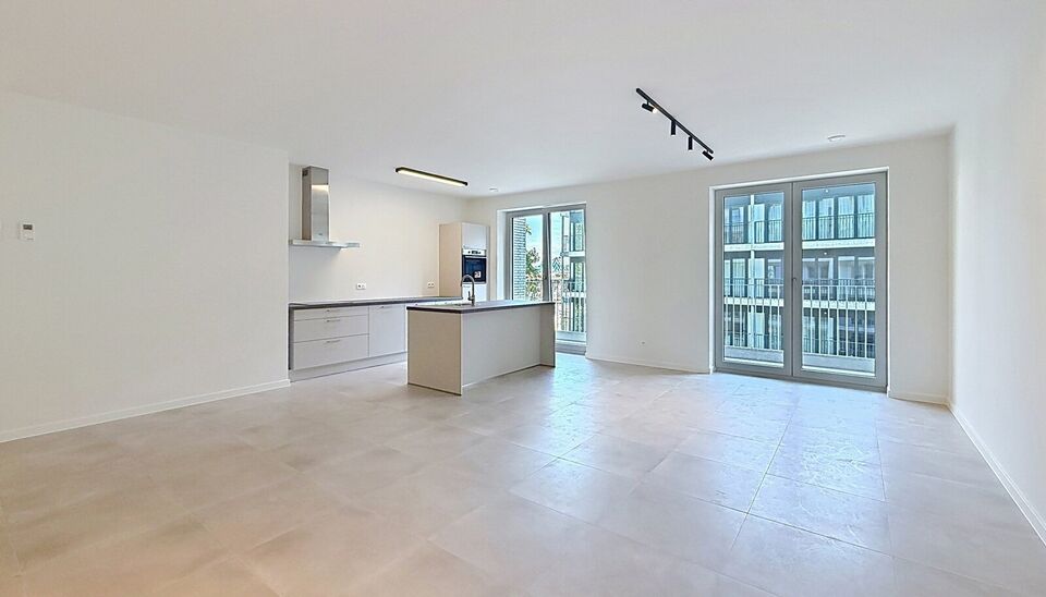 Een stijlvol en energiezuinig appartement (ca. 115 m&sup2;) met een ruim terras met prachtig uitzicht op de binnentuin van project Groene Poort. Dit unieke project werd gerealiseerd in 2026 en onderscheidt zich door zijn moderne architectuur en gemeenschappel