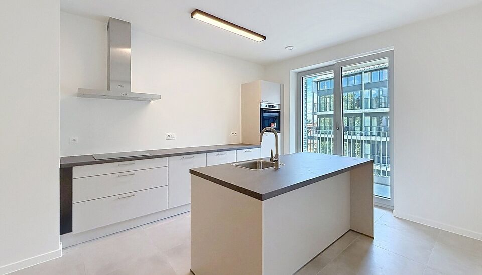 Een stijlvol en energiezuinig appartement (ca. 115 m&sup2;) met een ruim terras met prachtig uitzicht op de binnentuin van project Groene Poort. Dit unieke project werd gerealiseerd in 2026 en onderscheidt zich door zijn moderne architectuur en gemeenschappel