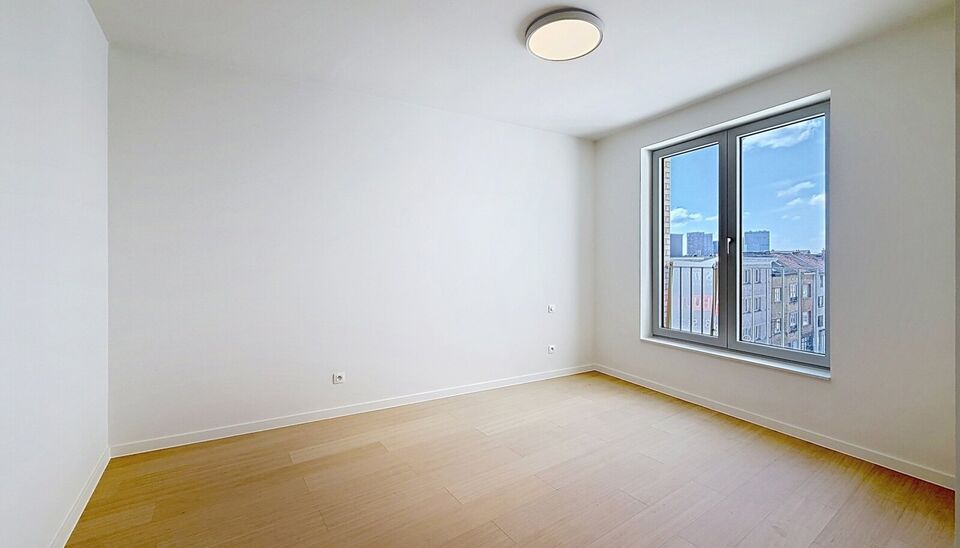 Een stijlvol en energiezuinig appartement (ca. 115 m&sup2;) met een ruim terras met prachtig uitzicht op de binnentuin van project Groene Poort. Dit unieke project werd gerealiseerd in 2026 en onderscheidt zich door zijn moderne architectuur en gemeenschappel