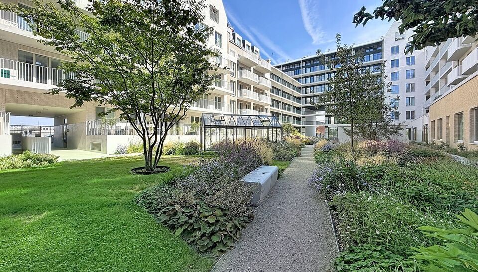 Een stijlvol en energiezuinig appartement (ca. 115 m&sup2;) met een ruim terras met prachtig uitzicht op de binnentuin van project Groene Poort. Dit unieke project werd gerealiseerd in 2026 en onderscheidt zich door zijn moderne architectuur en gemeenschappel