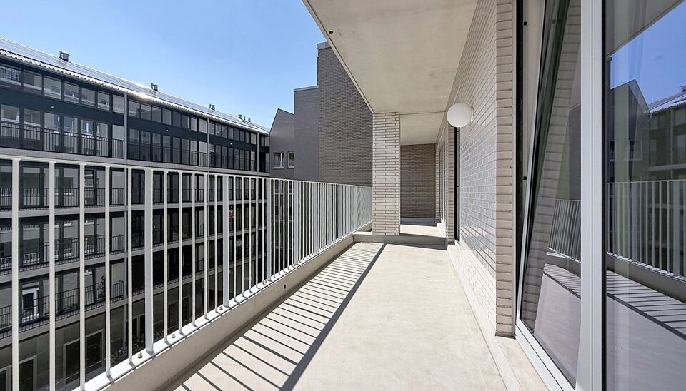 Een stijlvol en energiezuinig appartement (ca. 115 m&sup2;) met een ruim terras met prachtig uitzicht op de binnentuin van project Groene Poort. Dit unieke project werd gerealiseerd in 2026 en onderscheidt zich door zijn moderne architectuur en gemeenschappel