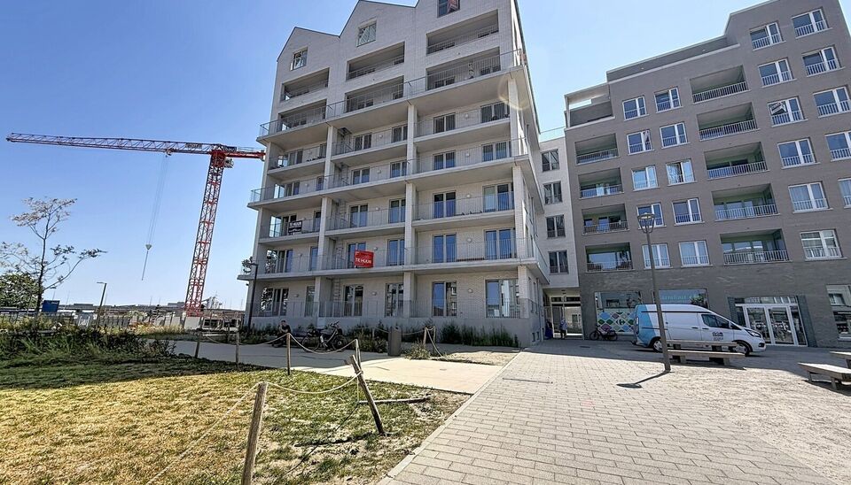 Een stijlvol en energiezuinig appartement (ca. 115 m&sup2;) met een ruim terras met prachtig uitzicht op de binnentuin van project Groene Poort. Dit unieke project werd gerealiseerd in 2026 en onderscheidt zich door zijn moderne architectuur en gemeenschappel
