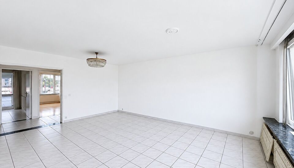 Instapklaar appartement met drie slaapkamers aan de Bosuil in een klein gebouw met garage. Een lichtrijk appartement op de 2e verdieping met terrasje.
Inkomhal, aangename en ruime leefruimte die dankzij de grote raampartijen geniet van veel natuurlijk lic