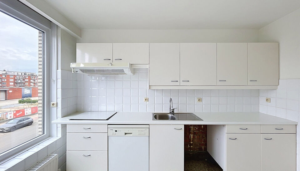 Instapklaar appartement met drie slaapkamers aan de Bosuil in een klein gebouw met garage. Een lichtrijk appartement op de 2e verdieping met terrasje.
Inkomhal, aangename en ruime leefruimte die dankzij de grote raampartijen geniet van veel natuurlijk lic