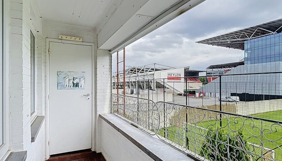 Instapklaar appartement met drie slaapkamers aan de Bosuil in een klein gebouw met garage. Een lichtrijk appartement op de 2e verdieping met terrasje.
Inkomhal, aangename en ruime leefruimte die dankzij de grote raampartijen geniet van veel natuurlijk lic