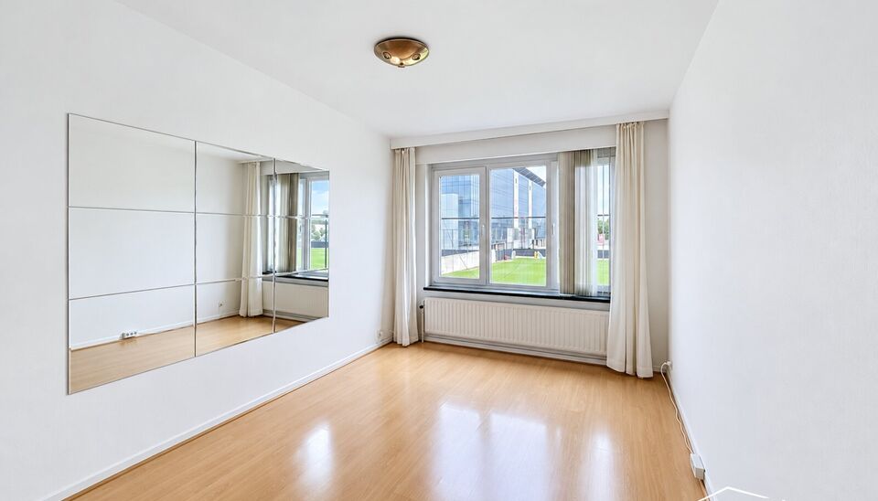 Instapklaar appartement met drie slaapkamers aan de Bosuil in een klein gebouw met garage. Een lichtrijk appartement op de 2e verdieping met terrasje.
Inkomhal, aangename en ruime leefruimte die dankzij de grote raampartijen geniet van veel natuurlijk lic