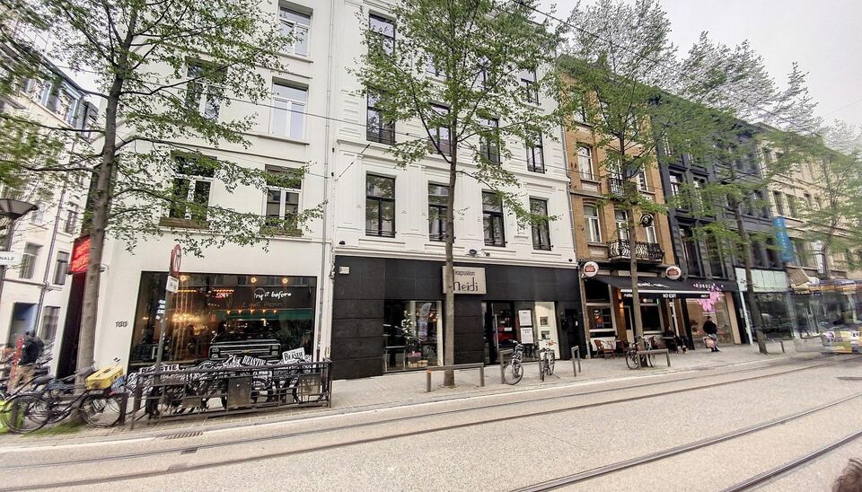 Dit uitzonderlijk lichtrijke appartement bevindt zich in een volledig gerenoveerd gebouw op een uitstekende locatie, tussen het Modemuseum en het bruisende Zuid.
Het appartement werd kwalitatief afgewerkt en combineert hedendaags wooncomfort met karakterv