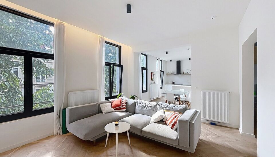 Dit uitzonderlijk lichtrijke appartement bevindt zich in een volledig gerenoveerd gebouw op een uitstekende locatie, tussen het Modemuseum en het bruisende Zuid.
Het appartement werd kwalitatief afgewerkt en combineert hedendaags wooncomfort met karakterv