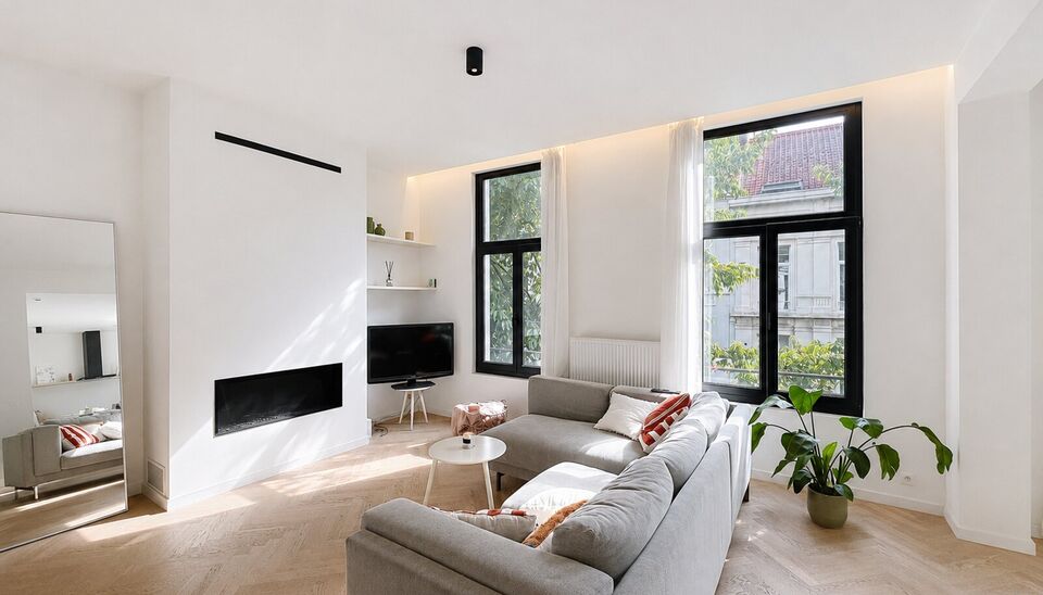 Dit uitzonderlijk lichtrijke appartement bevindt zich in een volledig gerenoveerd gebouw op een uitstekende locatie, tussen het Modemuseum en het bruisende Zuid.
Het appartement werd kwalitatief afgewerkt en combineert hedendaags wooncomfort met karakterv