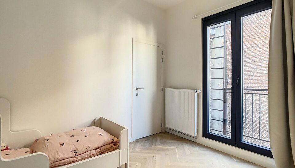 Dit uitzonderlijk lichtrijke appartement bevindt zich in een volledig gerenoveerd gebouw op een uitstekende locatie, tussen het Modemuseum en het bruisende Zuid.
Het appartement werd kwalitatief afgewerkt en combineert hedendaags wooncomfort met karakterv