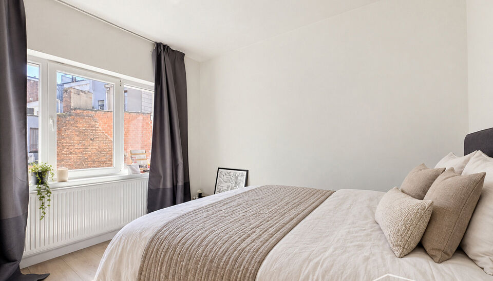 Op zoek naar een lichtrijk en comfortabel appartement op een uitstekende locatie? Dit gemeubelde appartement bevindt zich op een centrale ligging, vlak bij het centrum en Antwerpen-Centraal. De ruime leefruimte geniet dankzij de grote raampartijen van bij