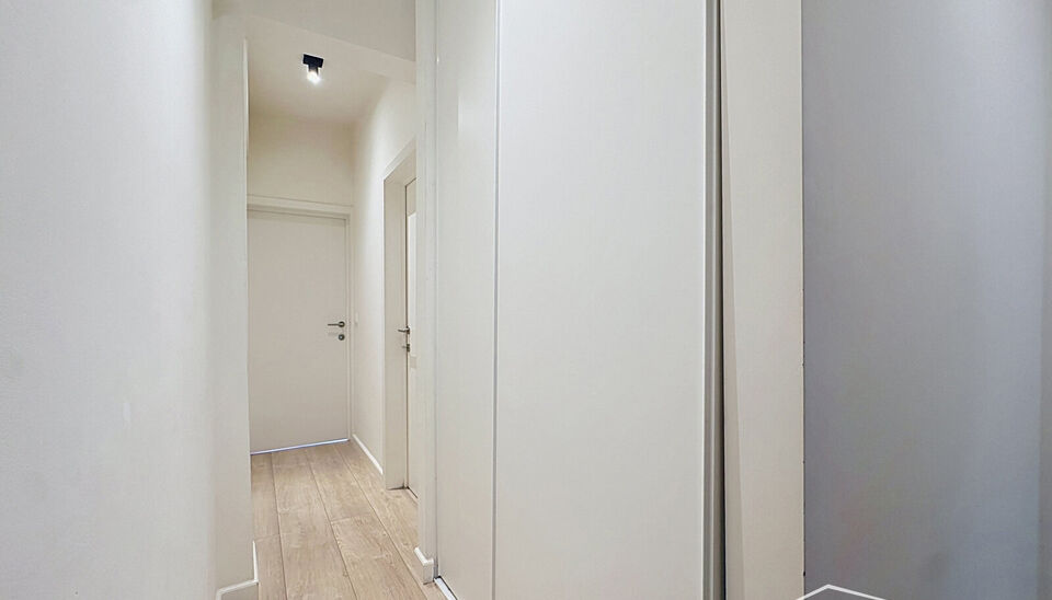 Op zoek naar een lichtrijk en comfortabel appartement op een uitstekende locatie? Dit gemeubelde appartement bevindt zich op een centrale ligging, vlak bij het centrum en Antwerpen-Centraal. De ruime leefruimte geniet dankzij de grote raampartijen van bij