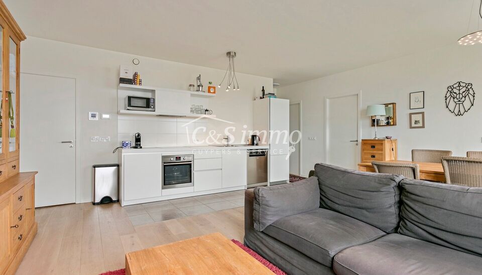 Dit instapklaar appartement (ca.94 m&sup2; ) bevindt zich op de 12e verdieping met waterzicht, op het bruisende Eilandje aan de Montevideo en op fietsafstand van het centrum. Inkomhal met toegang tot berging en apart toilet met handenwasser. Ruime woon- en ee