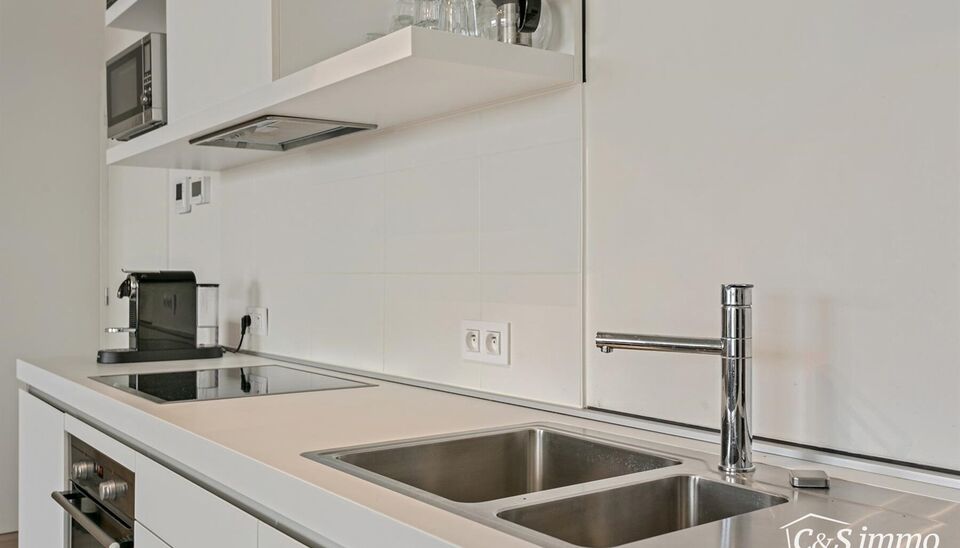 Dit instapklaar appartement (ca.94 m&sup2; ) bevindt zich op de 12e verdieping met waterzicht, op het bruisende Eilandje aan de Montevideo en op fietsafstand van het centrum. Inkomhal met toegang tot berging en apart toilet met handenwasser. Ruime woon- en ee