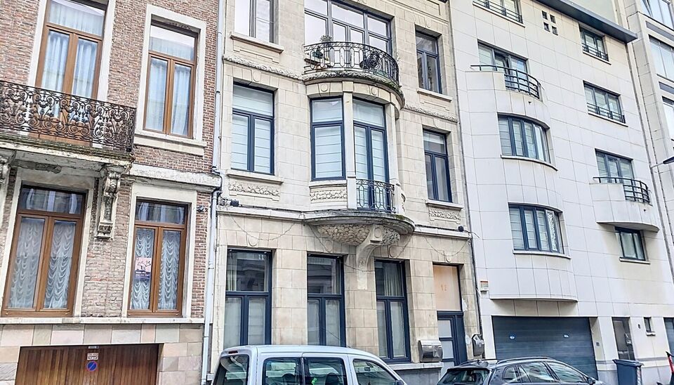 Een goed gelegen appartement op de eerste verdieping, gelegen in een rustige straat nabij het stadspark. De ruime woonkamer (ca.30 m&sup2;), voorzien van een plankenvloer, biedt een aangename leefruimte met een erker van circa 1 m&sup2; aan de voorzijde, perfect 
