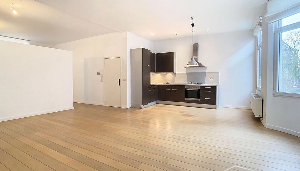 Een goed gelegen appartement op de eerste verdieping, gelegen in een rustige straat nabij het stadspark. De ruime woonkamer (ca.30 m&sup2;), voorzien van een plankenvloer, biedt een aangename leefruimte met een erker van circa 1 m&sup2; aan de voorzijde, perfect 