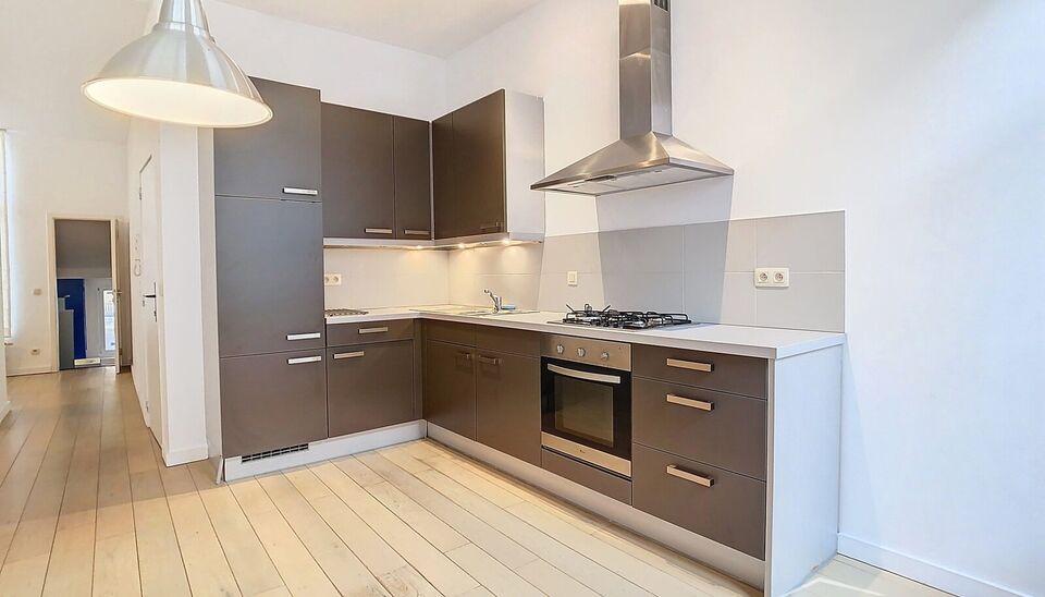 Een goed gelegen appartement op de eerste verdieping, gelegen in een rustige straat nabij het stadspark. De ruime woonkamer (ca.30 m&sup2;), voorzien van een plankenvloer, biedt een aangename leefruimte met een erker van circa 1 m&sup2; aan de voorzijde, perfect 